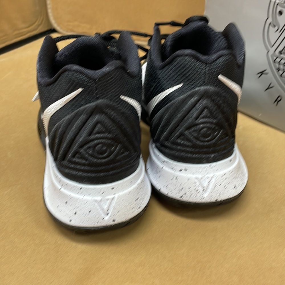 Nike Kyrle 5 Basketball Black/White  Unisex Sneakers Shoes - Picture 3 of 7